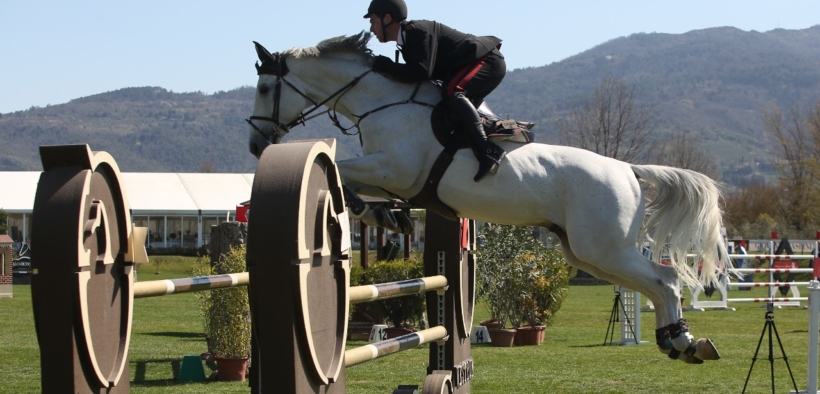 Emanuele Gaudiano sul primo gradino del podio della 145 del Toscana Tour
