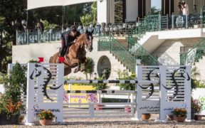 Emanuele Gaudiano ai piedi del podio nella 150 di Lyon (CSI5*-W)