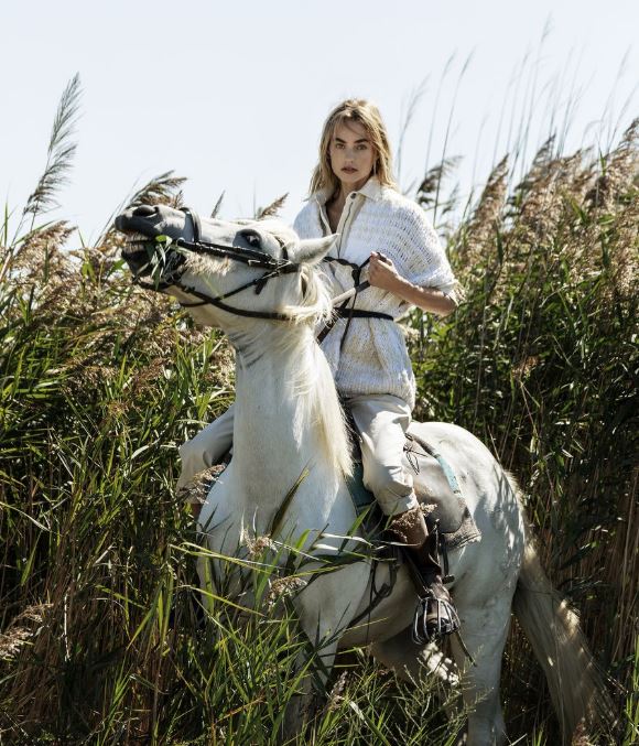 ELLE Italia precisa: il cavallo in copertina sta mangiando