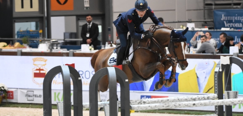 Lorenzo de Luca trionfa ad Oliva Nova con Amarit