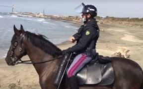 Coronavirus: surfista allontanato dalla polizia a cavallo [video]