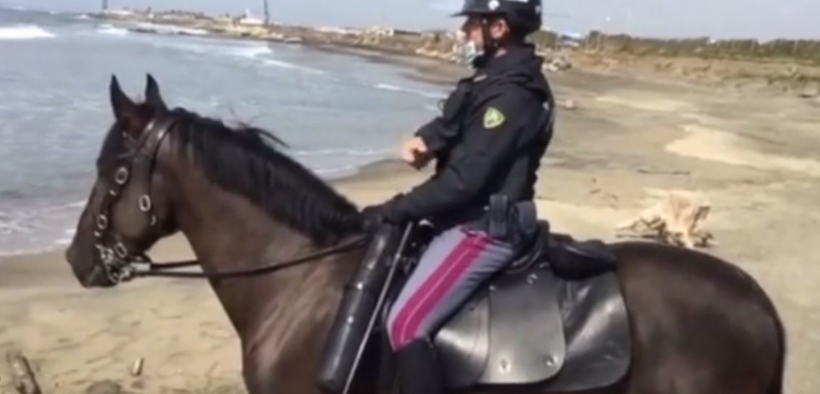 Coronavirus: surfista allontanato dalla polizia a cavallo [video]