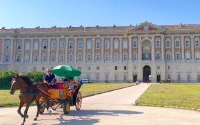 Stop alle carrozza trainate da cavalli alla Reggia di Caserta