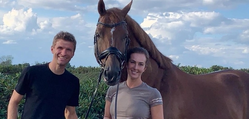 La star del Bayern Monaco Thomas Müller e i cavalli: non solo