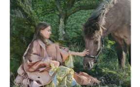 Greta Thunberg ed un pony con Vogue Scandinavia per denunciare l'impatto della fast fashion