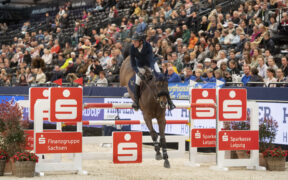 Martin Fuchs in testa dopo la 1^ gara della Finale di Lipsia (FEI Jumping World Cup)
