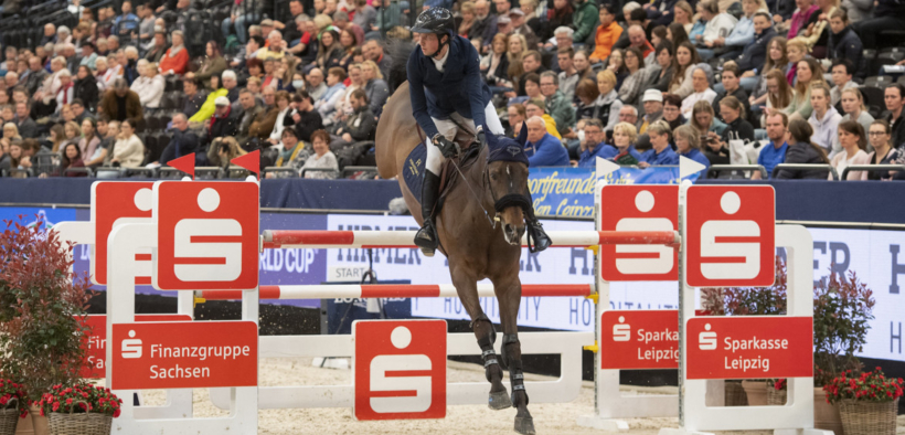 Martin Fuchs in testa dopo la 1^ gara della Finale di Lipsia (FEI Jumping World Cup)