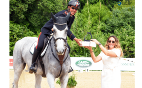 Piazza di Siena, il Premio Safe Riding a Roger Yves Bost. Sul podio Massimo Grossato