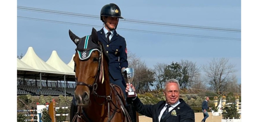 Giulia Martinengo sul terzo gradino del podio del Gran Premio di San Giovanni in Marignano (CSI3*)