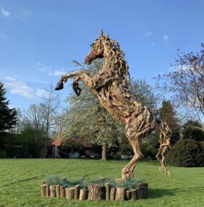 Le sculture equestri di James Doran e la “driftwood art” 7