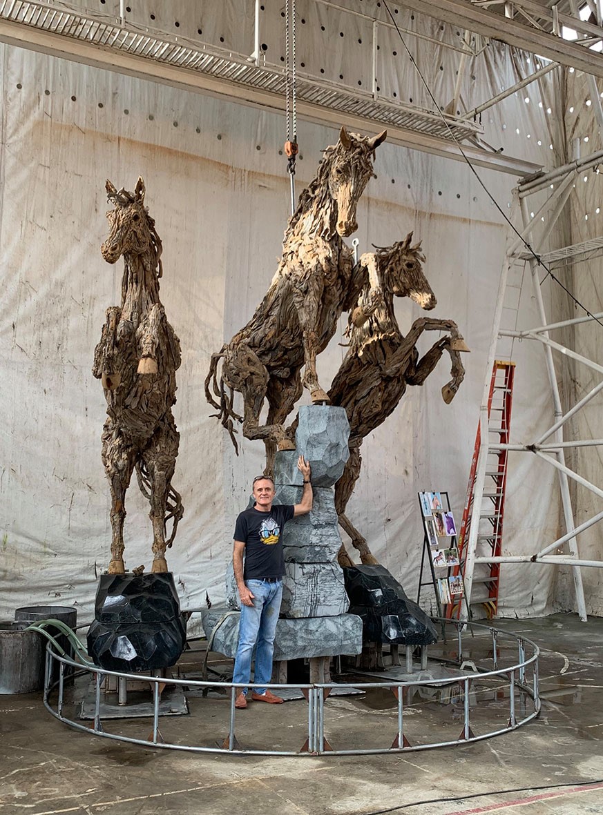 Le sculture equestri di James Doran e la “driftwood art”
