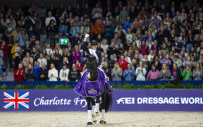 Charlotte Fry vincente nella tappa FEI Dressage World Cup™ di Amsterdam (CDI-W)