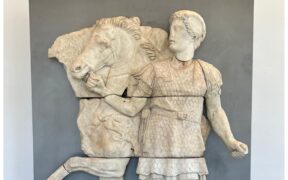 Piazza di Siena: il mistero del Cavaliere di marmo, e se fosse l'imperatore Traiano?