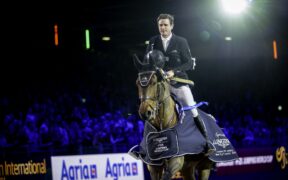 Darragh Kenny firma la Coppa del Mondo di Londra (CSI5*-W) 1