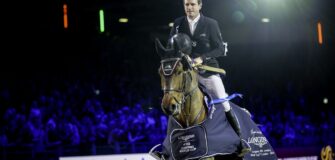 Darragh Kenny firma la Coppa del Mondo di Londra (CSI5*-W) 1