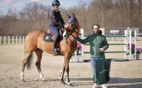 Suona l'Inno tedesco nel GP di Gorla (CSI2*); Giulia Martinengo sul podio