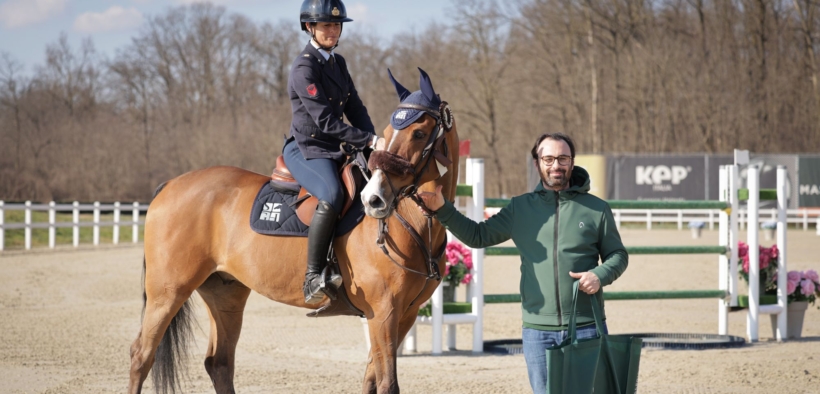 Suona l'Inno tedesco nel GP di Gorla (CSI2*); Giulia Martinengo sul podio