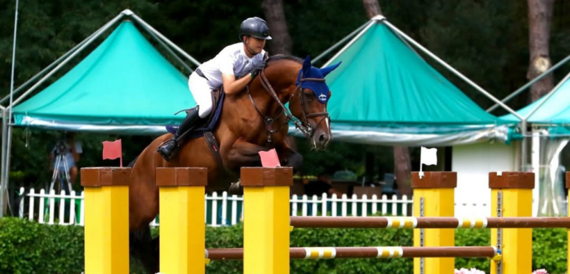 Neri Pieraccini ai piedi del podio nella 150 LR di Cervia (CSI3*)