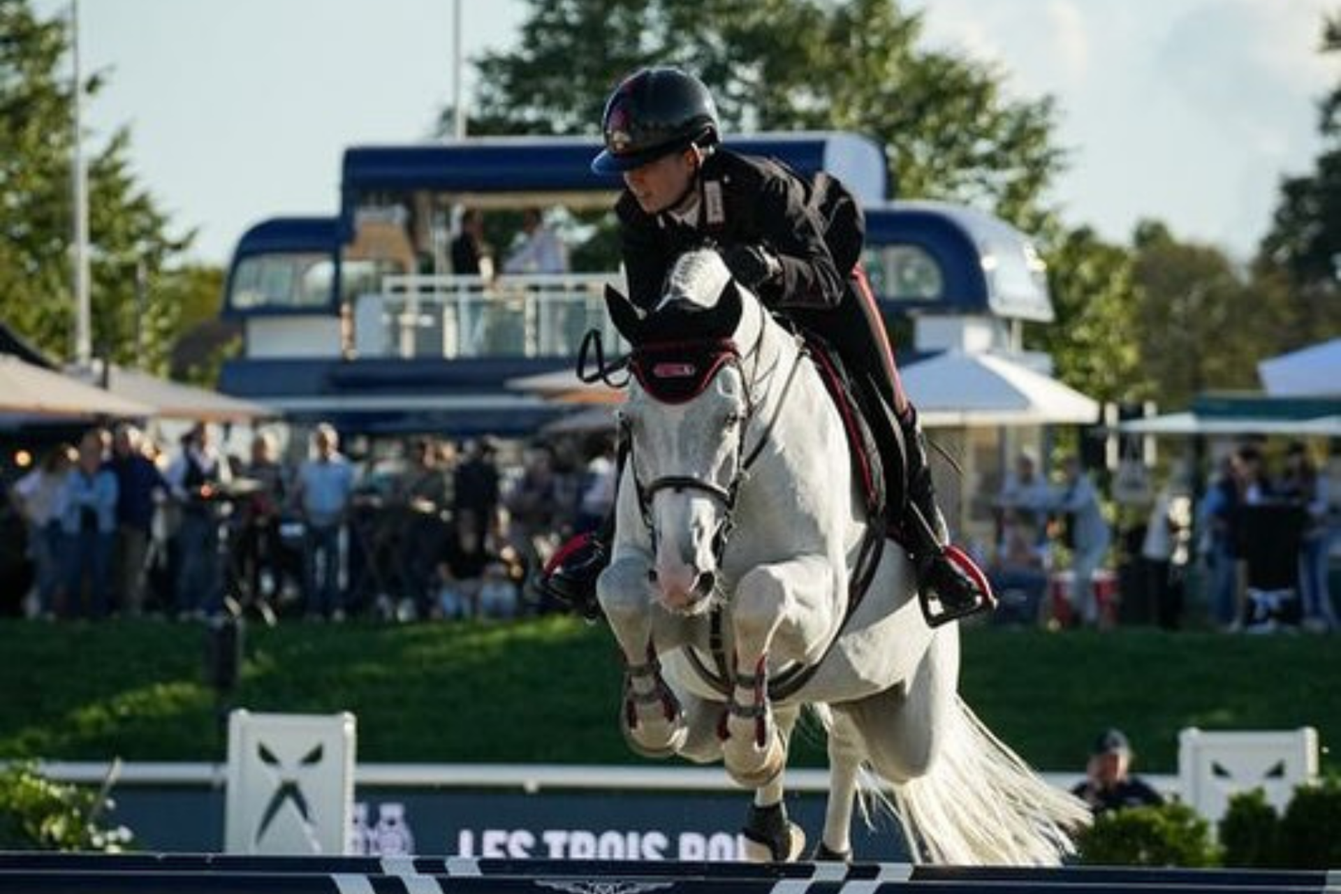 Elisa Chimirri firma la 145 LR di Palermo (CSI2*)