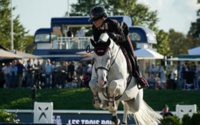 Elisa Chimirri firma la 145 LR di Palermo (CSI2*)