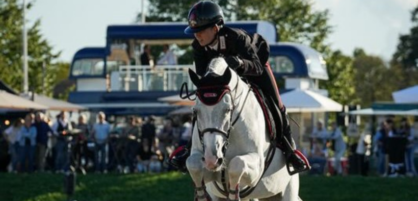 Elisa Chimirri firma la 145 LR di Palermo (CSI2*)