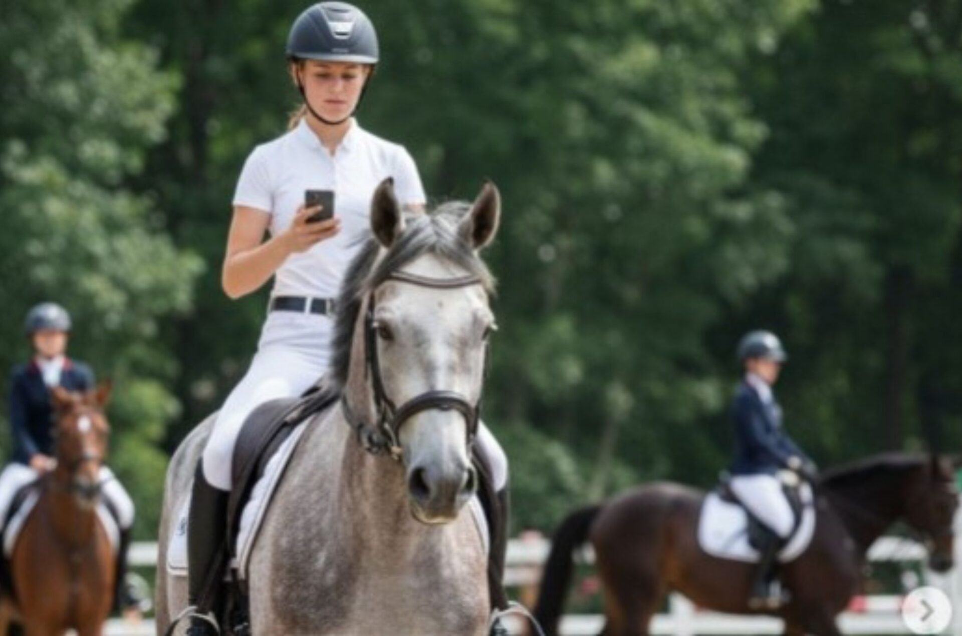 Stop all'uso dello smartphone in campo prova: modifiche in atto al Regolamento FEI 2026