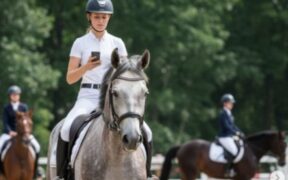 Stop all'uso dello smartphone in campo prova: modifiche in atto al Regolamento FEI 2026