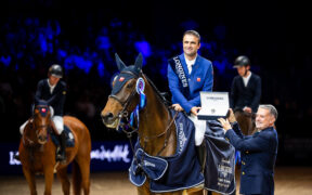 Olivier Perreau trionfa nella Longines FEI Jumping World Cup™ di Lione