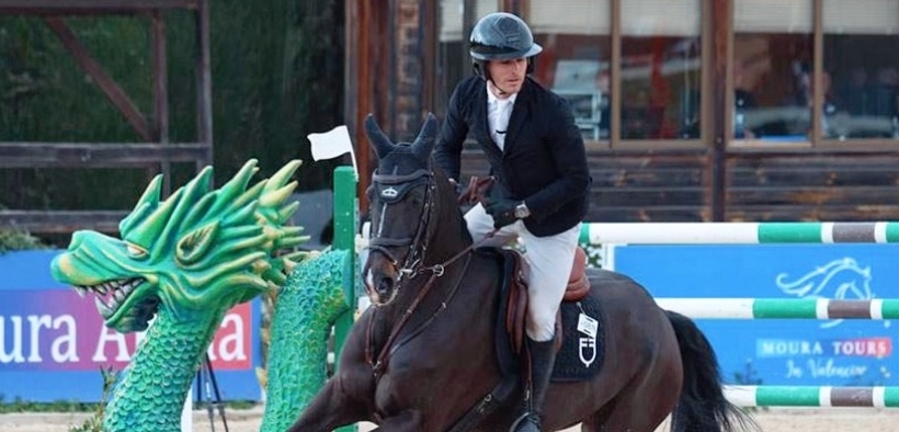 Giacomo Bassi sul podio del Grand Prix 155 di Valencia (CSI3*)