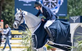 Andrea Pisani firma la 145 di apertura del Longines Versilia Horse Show 2026